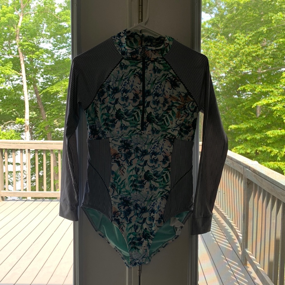Prana wetsuit medium.